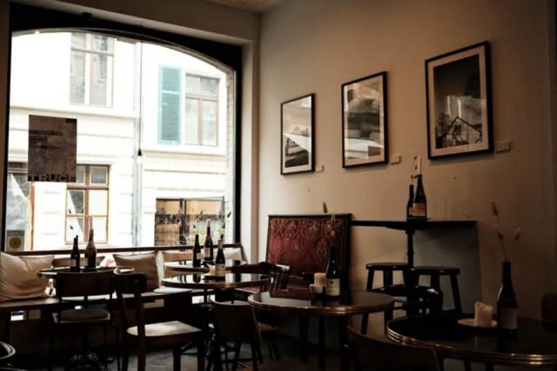 The room at Weinod with bottles on the tables