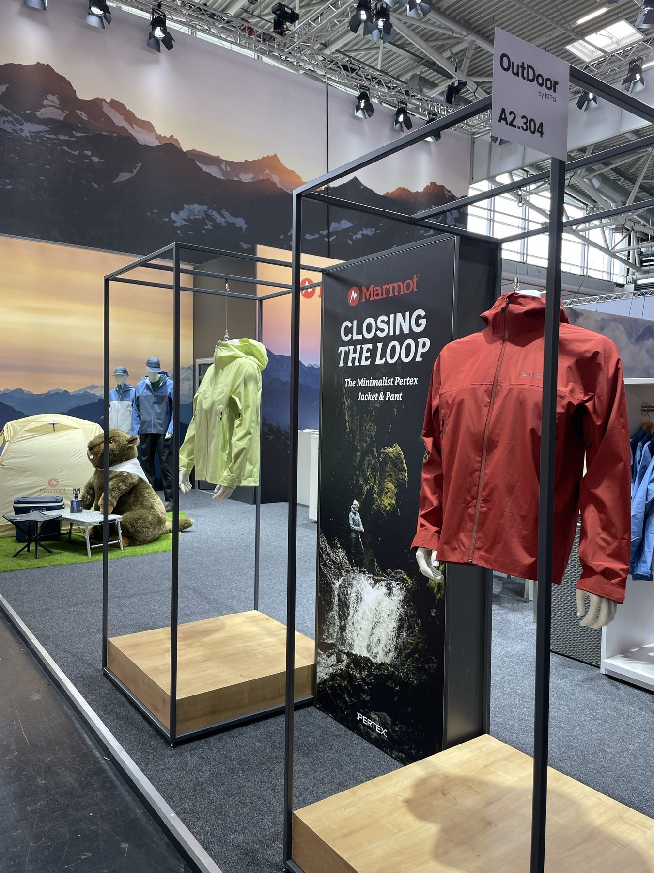 Closing the loop display with jackets at the booth